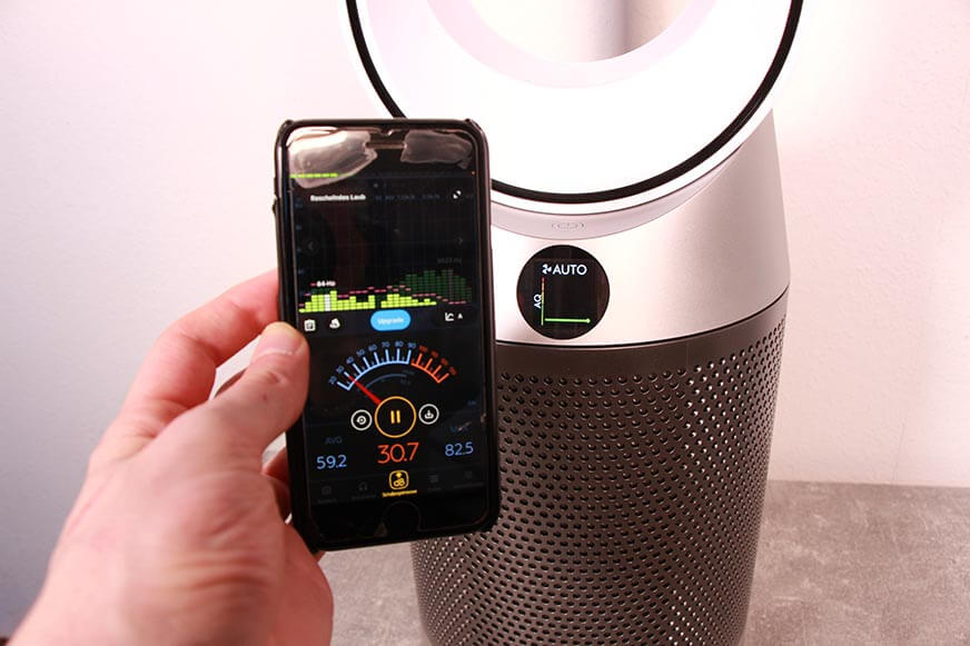 Die Lautstärke vom Dyson Purifier Cool Autoreact TP7A Luftreiniger wird auf niedriger Lüfterstufe gemessen und zeigt 30,7 dB auf dem Smartphone an